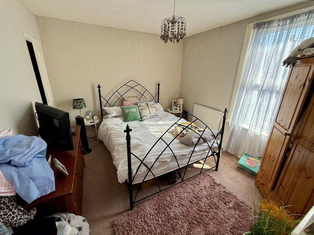 Lot: 89 - THREE-BEDROOM HOUSE FOR INVESTMENT - Bedroom one